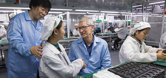 ▲2017年12月苹果CEO库克拜访立讯精密昆山工厂，董事长王来春陪同