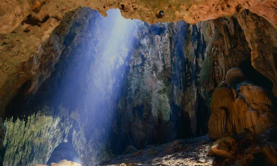 被发现古人类化石的卡亚俄洞穴 图源：《卫报》