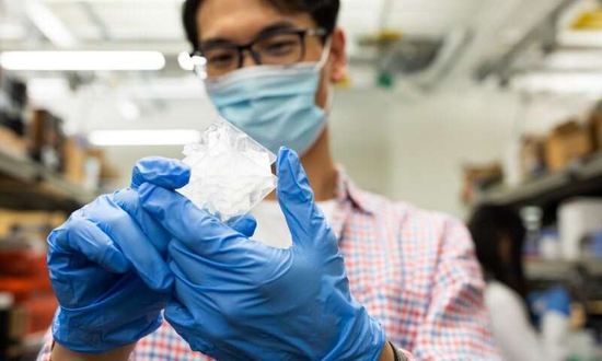 　研究人员正在端详一块墨鱼骨微结构的3D打印模型。图片来源：Peter Means for Virginia Tech。