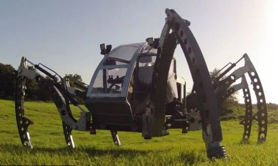 设计师马特-丹顿设计出了全世界最大的六足机器人