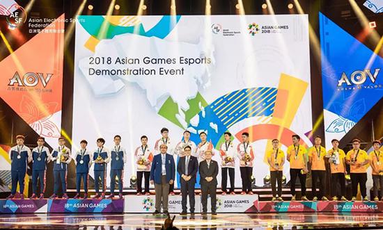 AOV中国队登上最高领奖台。 亚洲电子体育联合会 图