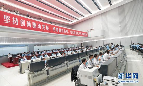 10月9日，在北京航天飞行控制中心，航天科技人员在现场工作。 新华社记者 才扬 摄