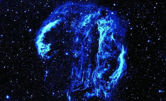 　天鹅圈星云中，超新星爆发5000年后，仍残留有紫外光下可见的气体和尘埃细线。