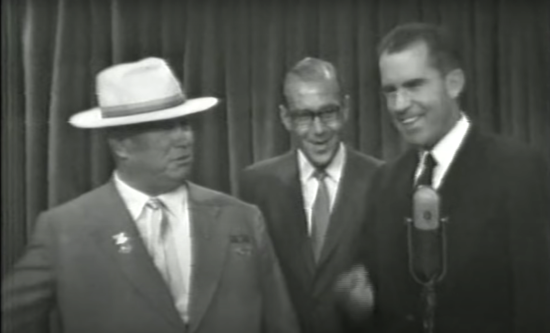 赫鲁晓夫打断尼克松，认为他们的火箭和电子技术全面超越美国。图丨YouTube by Richard Nixon Foundation