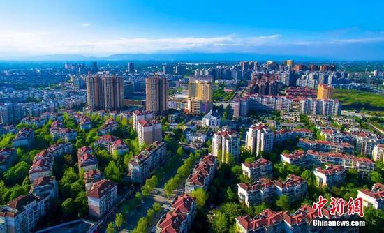 2018年5月,空中俯瞰成都彭州城区。 赵华敏 摄