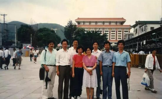 1988年，郭台铭（左二）携团队来到大陆，借口探亲考察深圳，并开设第一家厂房。1992年，他与当地乡镇企业合作增开黄田厂区。1993年，他再来大陆，圈定了后来成为工业小城的龙华园区