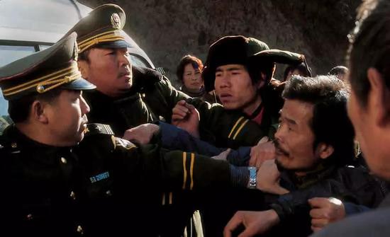 88彩票怎么用4g玩不了,民众抗议法官纵容捣乱,嘹亮国歌呼唤司法正义,正能量开始汇集