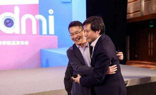  △&nbsp;2019年3月红米发布会，卢伟冰与雷军熊抱