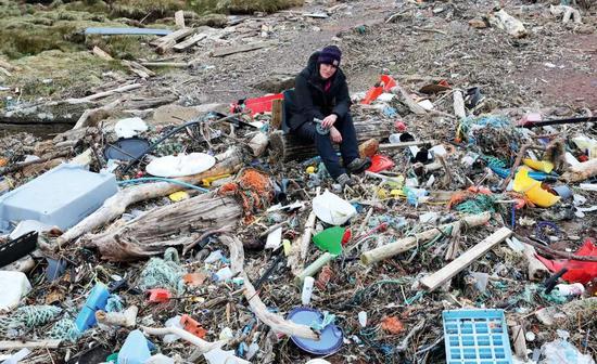 摄影师Mandy Barker和她从英国苏格兰西海岸回收的海洋塑料碎片。图/Mandy Barker