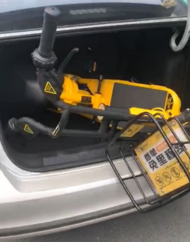 江蘇鹽城,出租車司機擅自扣押電單車,圖源現代快報
