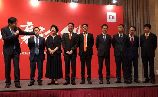 小米香港上市答谢晚宴,雷军介绍张峰(右一)