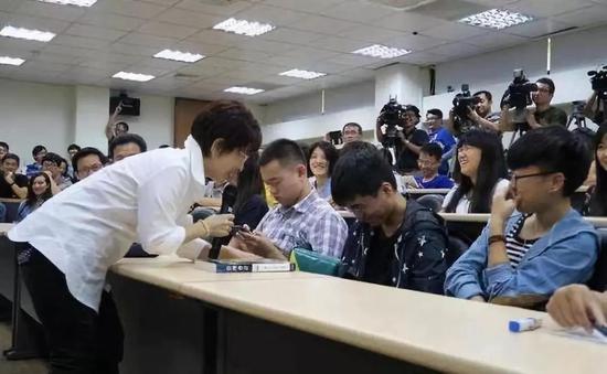 98彩票真假问题,三种语言怒怼“港独”示威者的姑娘找到了,她接受记者专访时说……