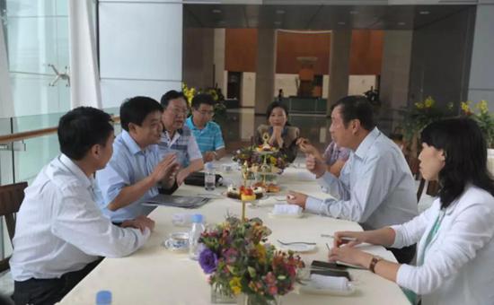 （图：任正非与都匀一中校长胡立军等座谈）