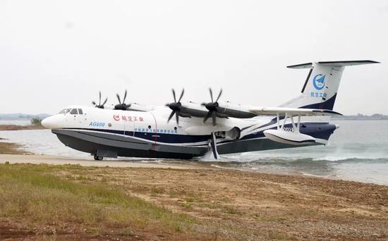 10月20日，“鲲龙”AG600在水面降落后驶向陆地。新华社记者 程敏 摄