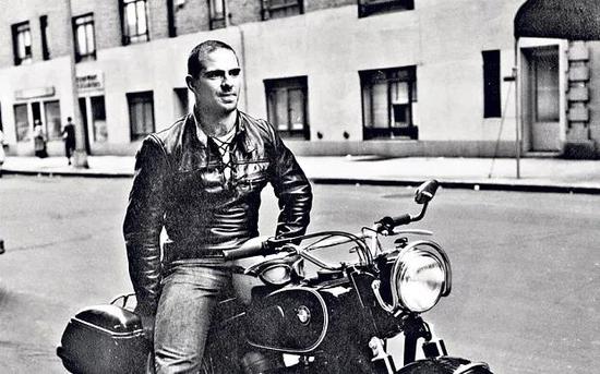 年轻时的萨克斯酷爱骑摩托车 | 图片来自 The Telegraph