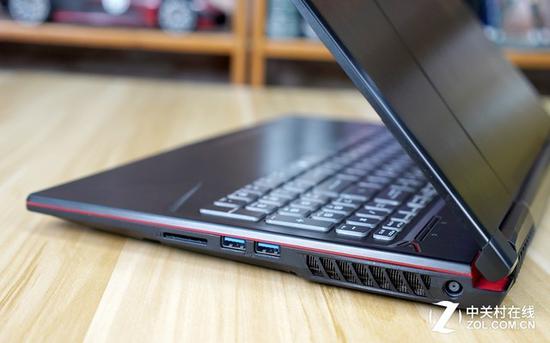 右侧USB 3.1接口与读卡器