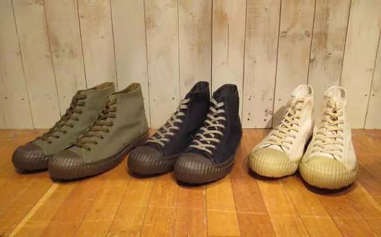 和 Nigel Cabourn 合作的复古瑞士军事运动鞋。