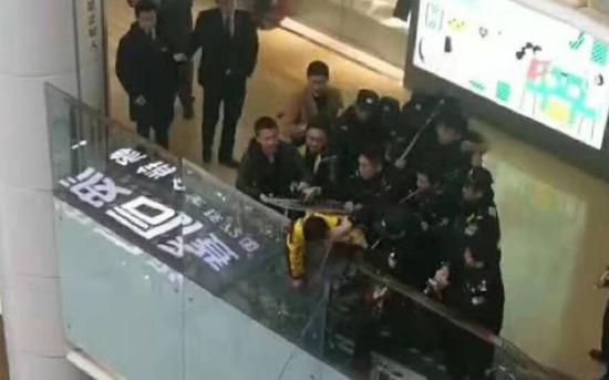 嫌疑人被警方控制。 网友供图,经警方确认为现场。