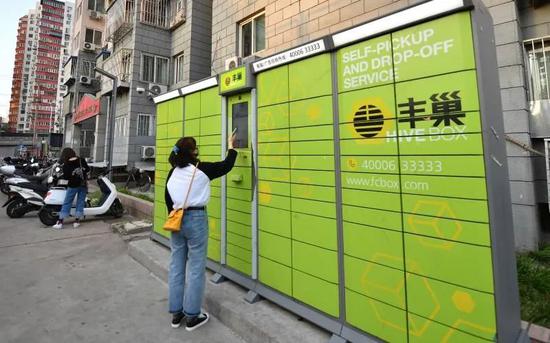 5月10日,东四环某小区,居民在丰巢快件箱取快递。新京报记者 李木易 摄