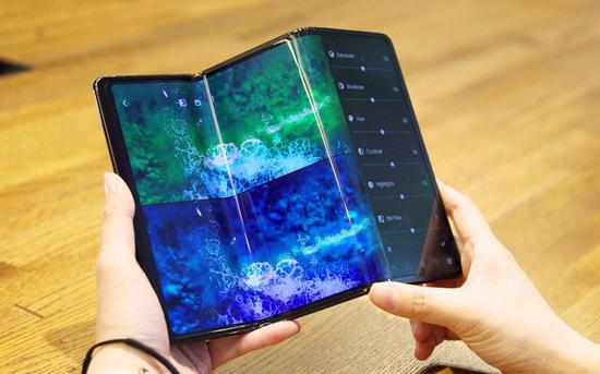 ▲ 屏幕折叠技术成熟且可感知性强。 图片来自：engadget