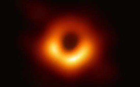 我们才仅仅能看到黑洞而已。图片来源：Event Horizon Telescope/wikipedia， CC BY-SA