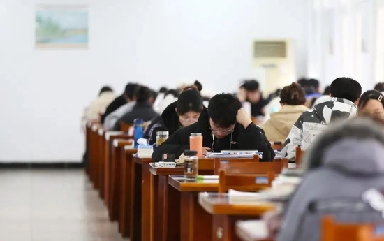 图/座无虚席的考研自习室

　　来源/视觉中国