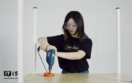 第二步:放入无线充电器