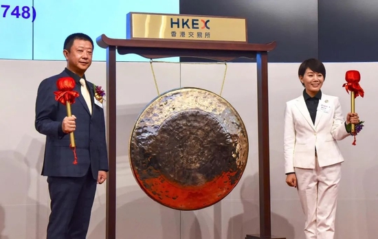 2018年，张勇和杨利娟在海底捞上市敲钟现场/视觉中国