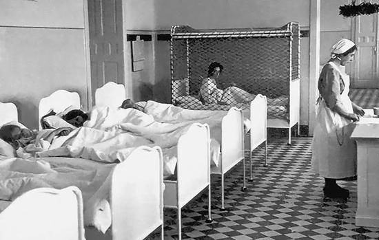 20世纪40年代维也纳Am Spiegelgrund诊所的一个病房。