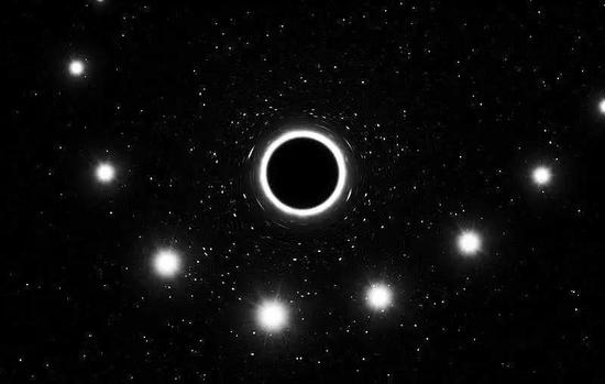 随着S2恒星通过银河系中央的黑洞，强大的引力场导致其光线向光谱的红色一端移动。图片来源：ESO/M。 Kornmesser