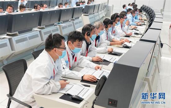 10月9日，在北京航天飞行控制中心，航天科技人员在现场工作。 新华社记者 才扬 摄