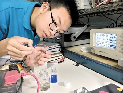 在晨天实验室测试验证一个新的发明:热式液体传感器。