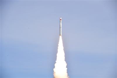 1月19日12时12分，酒泉卫星发射中心，我国固体小型运载火箭长征十一号成功实施“一箭六星”发射。新华社发