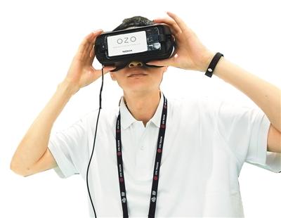 2017年6月28日，在上海举行的世界移动大会上，参观者体验用5G技术进行VR全景展示。  　　龙 巍摄（人民视觉)