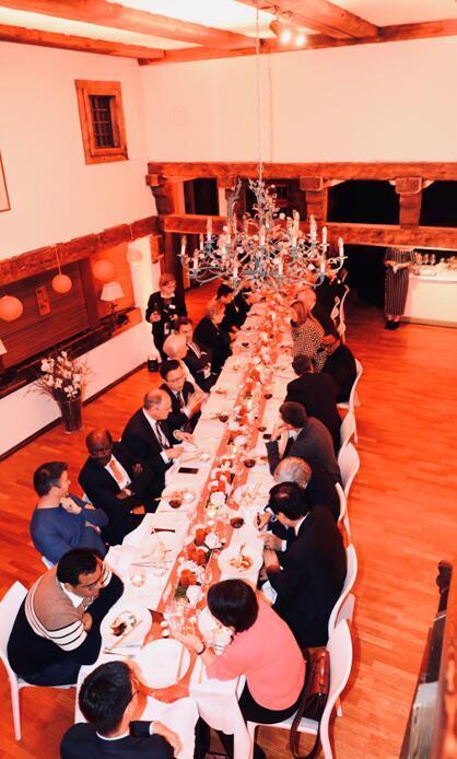 达沃斯饭局大比拼:马云玩魔术、刘强东秀宿迁英语