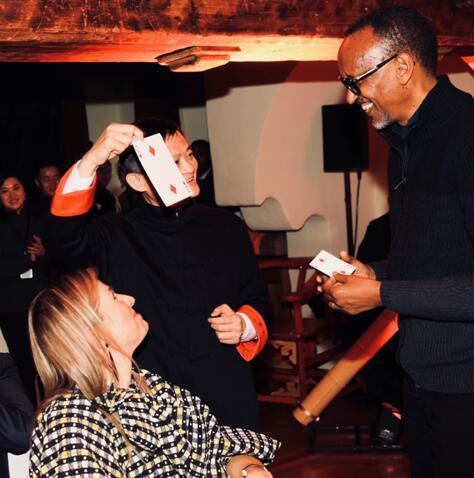 达沃斯饭局大比拼:马云玩魔术、刘强东秀宿迁英语