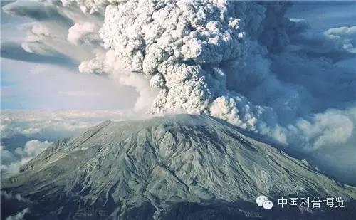 火山爆发释放的火山灰进入大气层