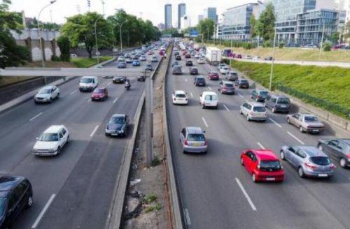 法国超严格交通法规 即使车停着也不能玩手机