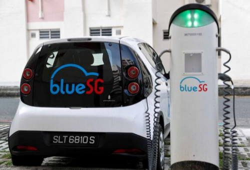 2017年12月12日，新加坡公共住宅区的一个充电站停着一辆BlueSG电动汽车，来自路透社