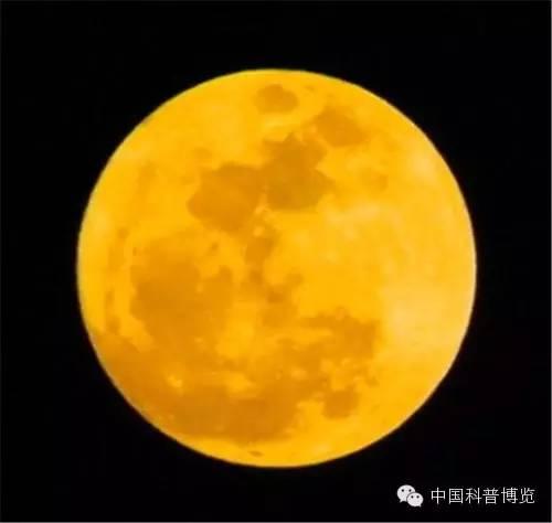 月上中天时，月亮呈黄色