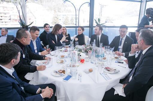 达沃斯饭局大比拼：马云玩魔术、刘强东秀宿迁英语