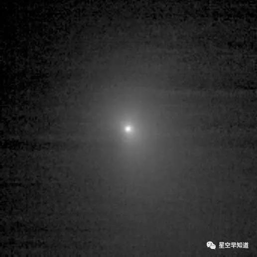 2005年6月27日,撞击发生前一周,由“深度撞击”探测器相机拍摄到的撞击目标:坦普尔1号彗星 来源:NASA