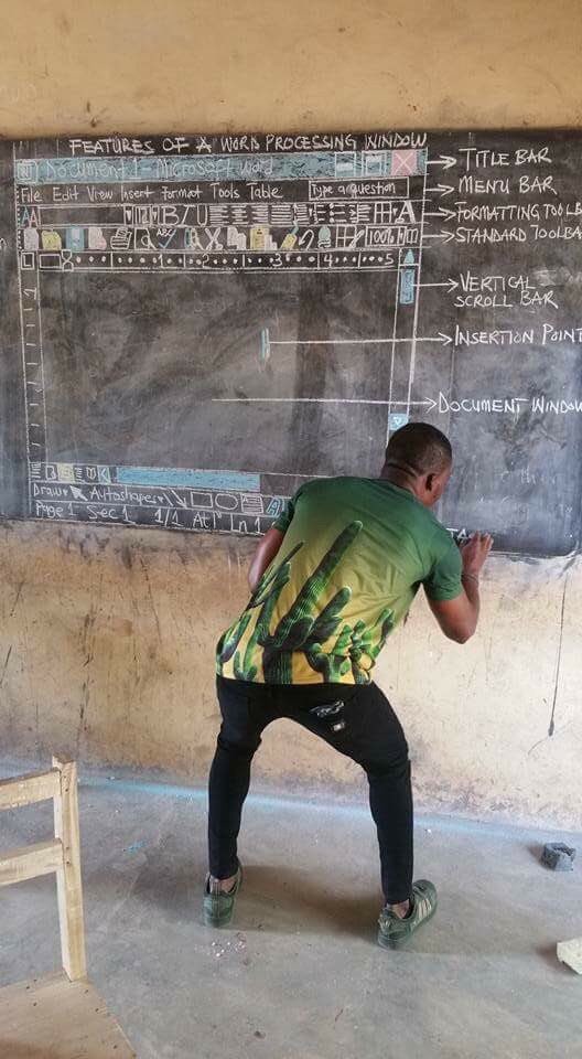 加纳老师用粉笔画教Word 微软将向这位老师赠电脑
