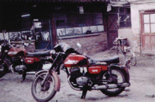西教场35号院，摄于1993年。图中的摩托车是祝维沙当年送货的“坐骑”