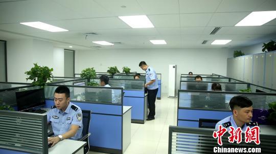 天津市公安网警在网上巡查执法，发现了“8·21”网上传播淫秽视频案线索。全国“扫黄打非”办供图