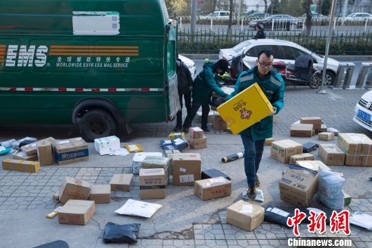 山西太原,物流工作人员正在搬运快递。 张云 摄
