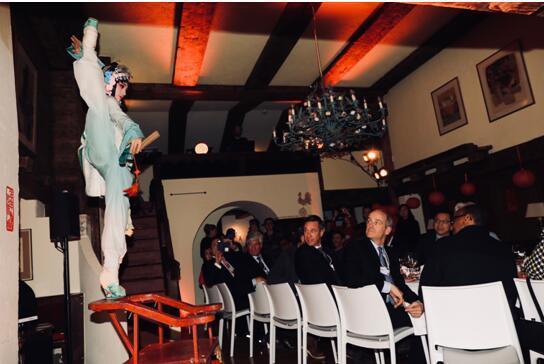 达沃斯饭局大比拼:马云玩魔术、刘强东秀宿迁英语