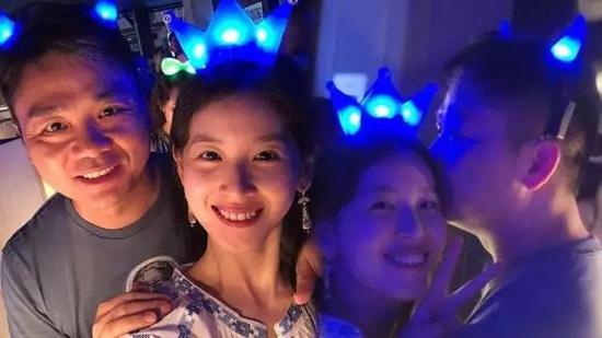 图：章泽天与刘强东的“新年第一吻”