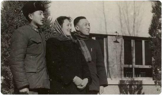 大学期间的柳传志和父母