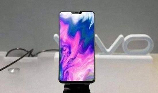 网传的vivo X21谍照显示其采用了“刘海屏”(图片来自微博网友科技疯汇)